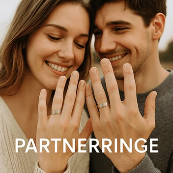 Partnerringe Ein Paar und zwei Hände mit Ringen an der Hand