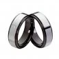 Preview: Paar Wolfram‑Partnerringe mit glänzender Oberfläche, ein Ring mit funkelndem Zirkonia‑Steinbesatz, beide Ringe mit schwarzem Rand und Platz für Lasergravur innen und außen.
