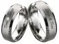 Preview: Moderne Wolframringe aus robustem Wolframcarbid in 8 mm Breite: ein Herren‑ und ein Damenring mit mattierter und polierter Oberfläche, individuelle Lasergravur auf der Außenseite und ein eingefasster Zirkonia‑Stein im Damenring.