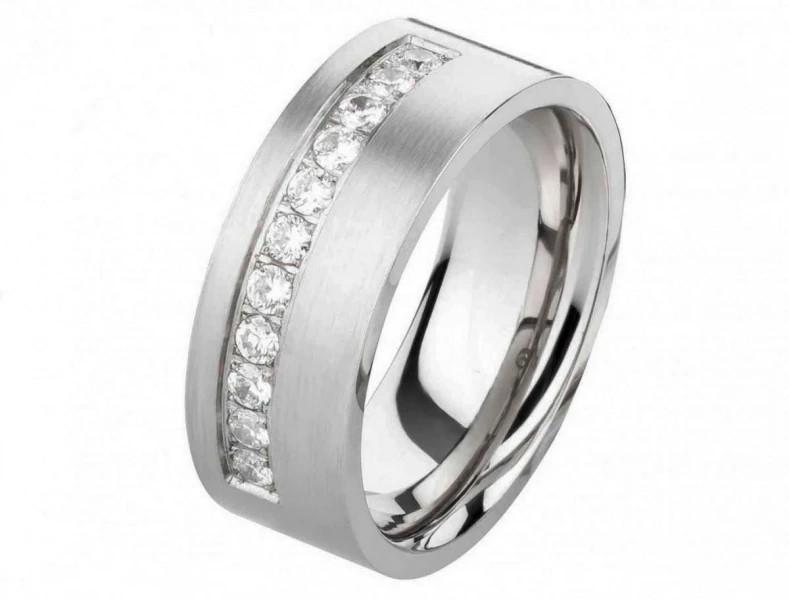 Gravierbare Edelstahlringe E141 mit Zirkonias und 8mm breit