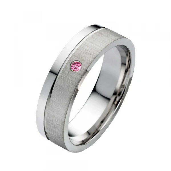 Stylevoller Edelstahlringe E973 mit Rhodolite Stein und Außengravur