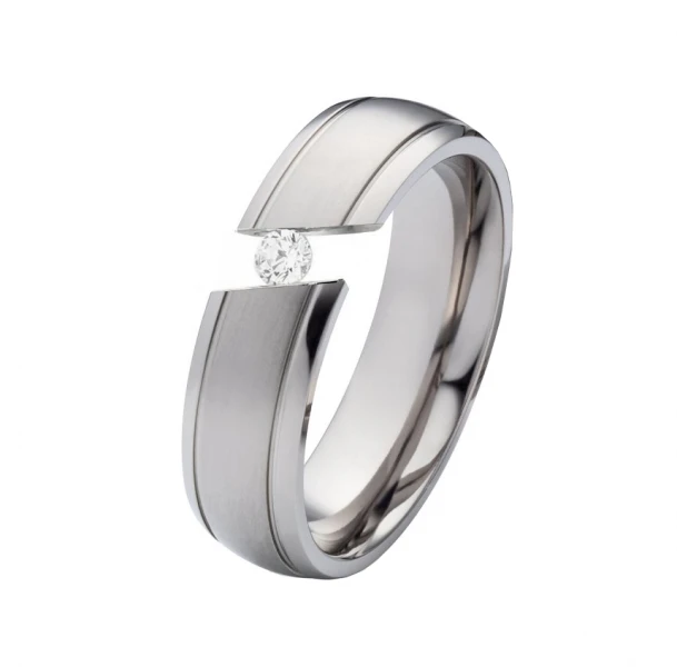 Titanringe mit eingespanntem Zirkonia T090
