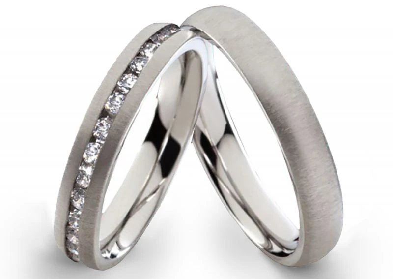 Edelstahlringe E152 mit Zirkonias und Gravur