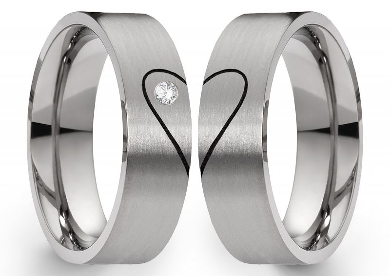 Preview: Edelstahlringe E041 mit Zirkonia oder Diamant und Herz und Gravur