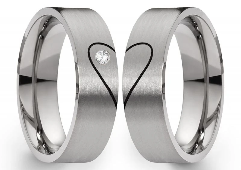 Edelstahlringe E041 mit Zirkonia oder Diamant und Herz und Gravur