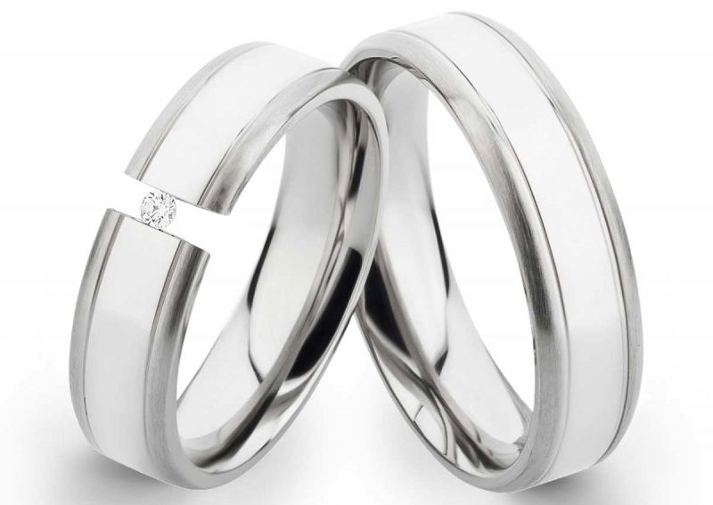 Preview: Entzückende Edelstahlringe E048 mit Zirkonia und Gravur