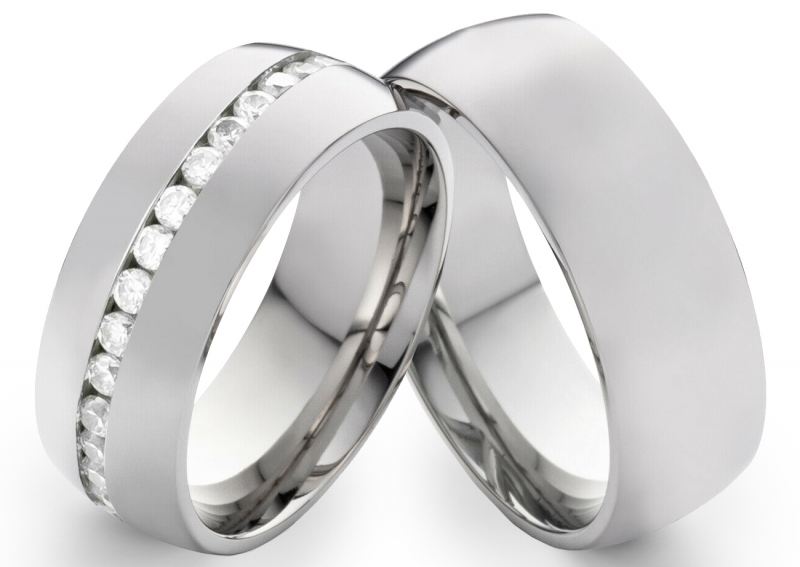 Preview: Großartige Edelstahlringe E133 mit Zirkonias und Gravur