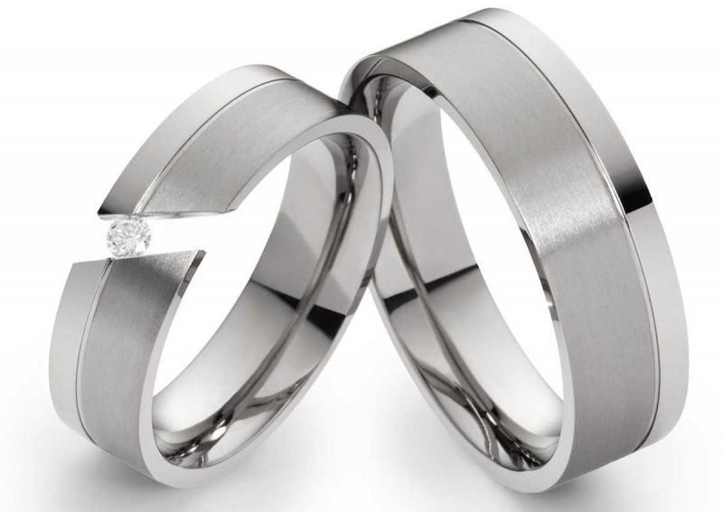 Preview: Elegante Edelstahlringe E138 mit Zirkonia und Gravur