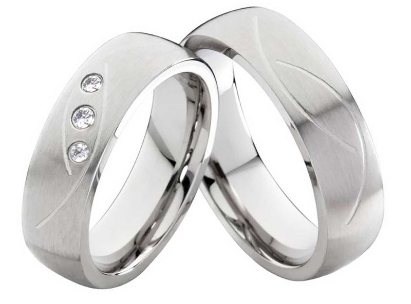 Preview: Elegante Edelstahlringe E147 mit Zirkonias und Gravur