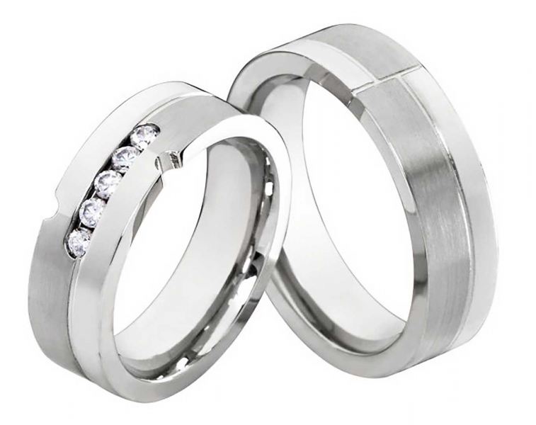 Preview: Eindrucksvolle Edelstahlringe E148 mit Zirkonias und Gravur