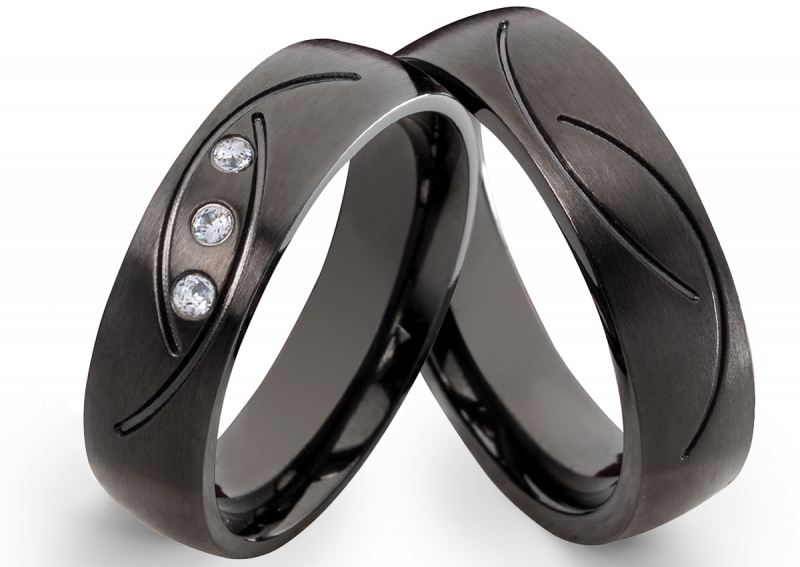Preview: Schwarze Edelstahlringe E299 mit Zirkonias und Gravur