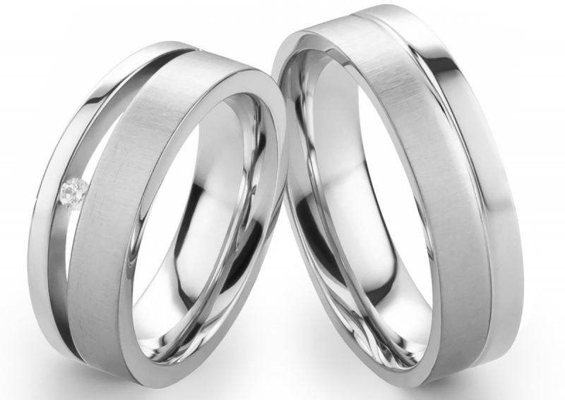 Preview: Edelstahlringe E310 mit Diamant und Gravur