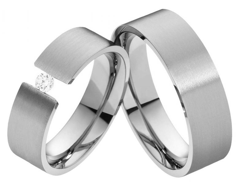 Preview: Klassische Edelstahlringe E346 mit Zirkonia und Gravur
