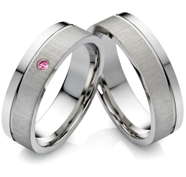 Stylevoller Edelstahlringe E973 mit Rhodolite Stein und Außengravur