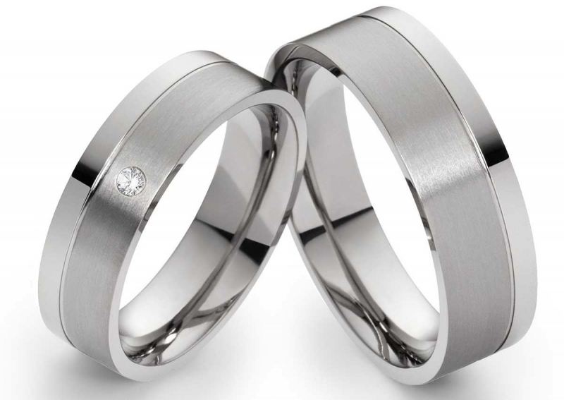 Preview: Edelstahlringe E029 mit Zirkonia oder Diamant und Gravur