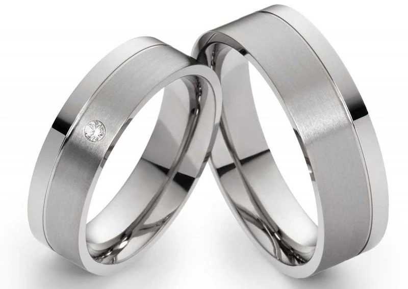 Edelstahlringe E029 mit Zirkonia oder Diamant und Gravur