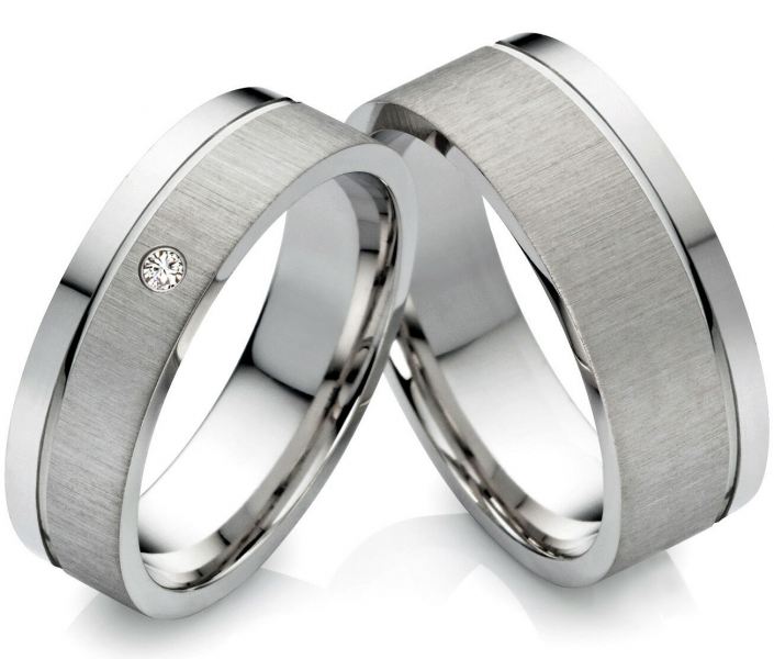 Preview: Edelstahlringe MOR17 mit Zirkonia oder Diamant und Gravur