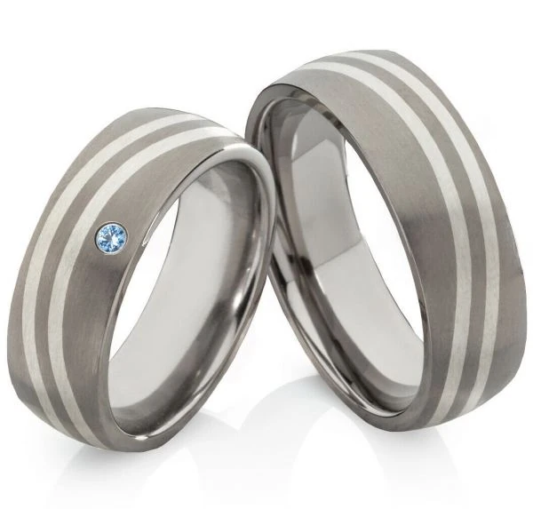 Titanringe TS633 mit Zirkonia blau mit Gravur