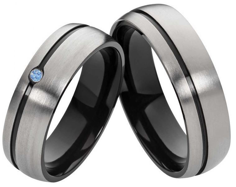 Preview: Elegante schwarze Titanringe T136 mit blauem Zirkonia
