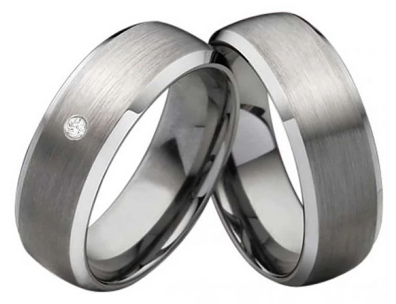 Mattierter und polierter Wolframring mit Stein und Gravuroption, modernes Design für Damen oder Herren.