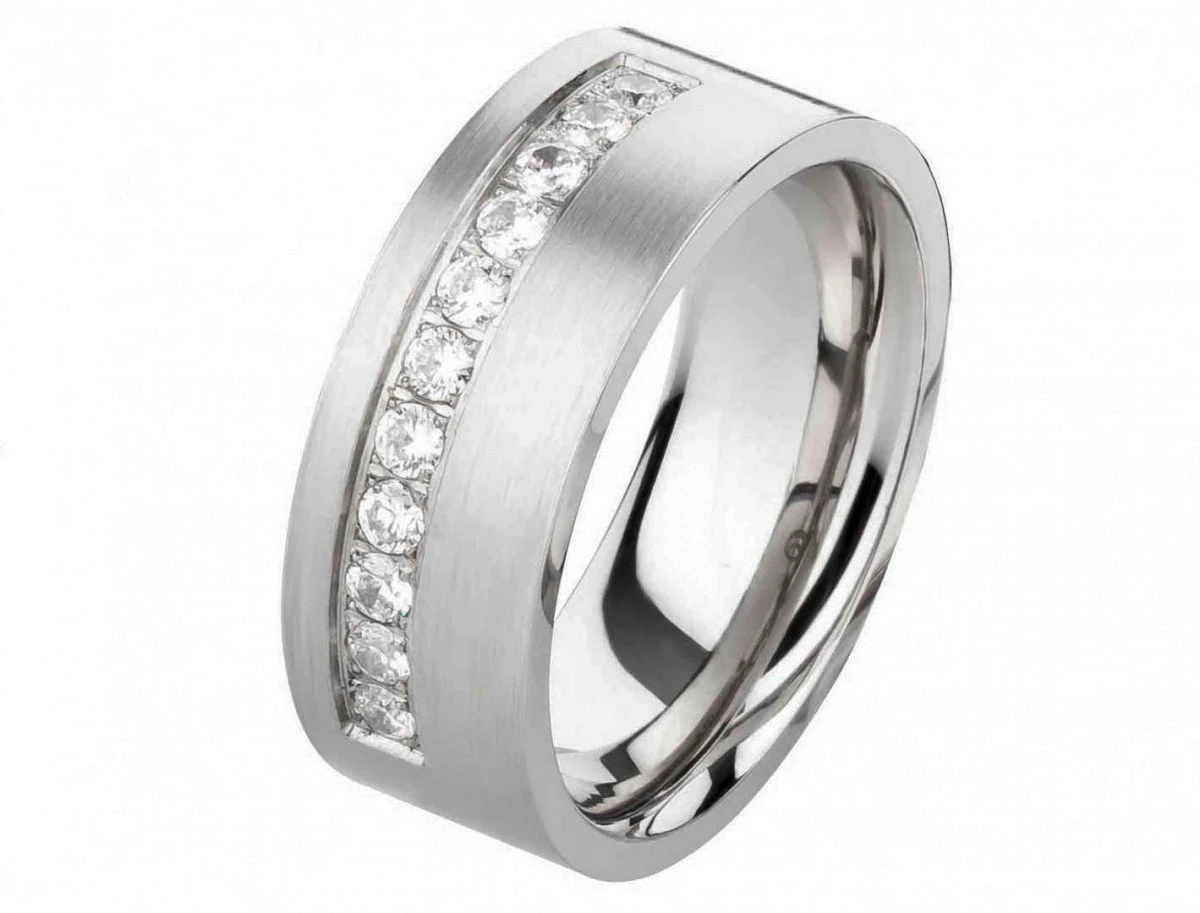 Gravierbare Edelstahlringe E141 mit Zirkonias und 8mm breit Gravierbare Edelstahlringe E141 mit Zirkonias und 8mm breit