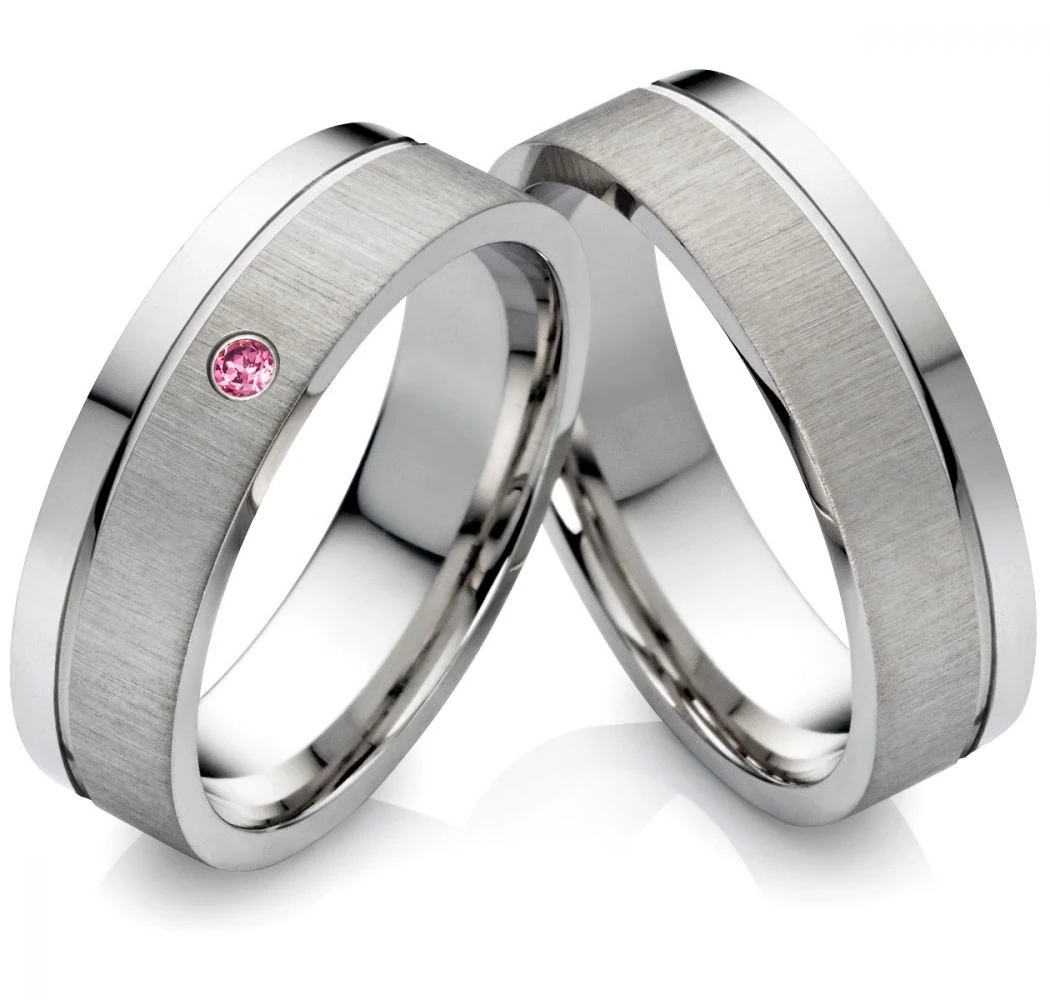 Stylevoller Edelstahlringe E973 mit Rhodolite Stein und Außengravur