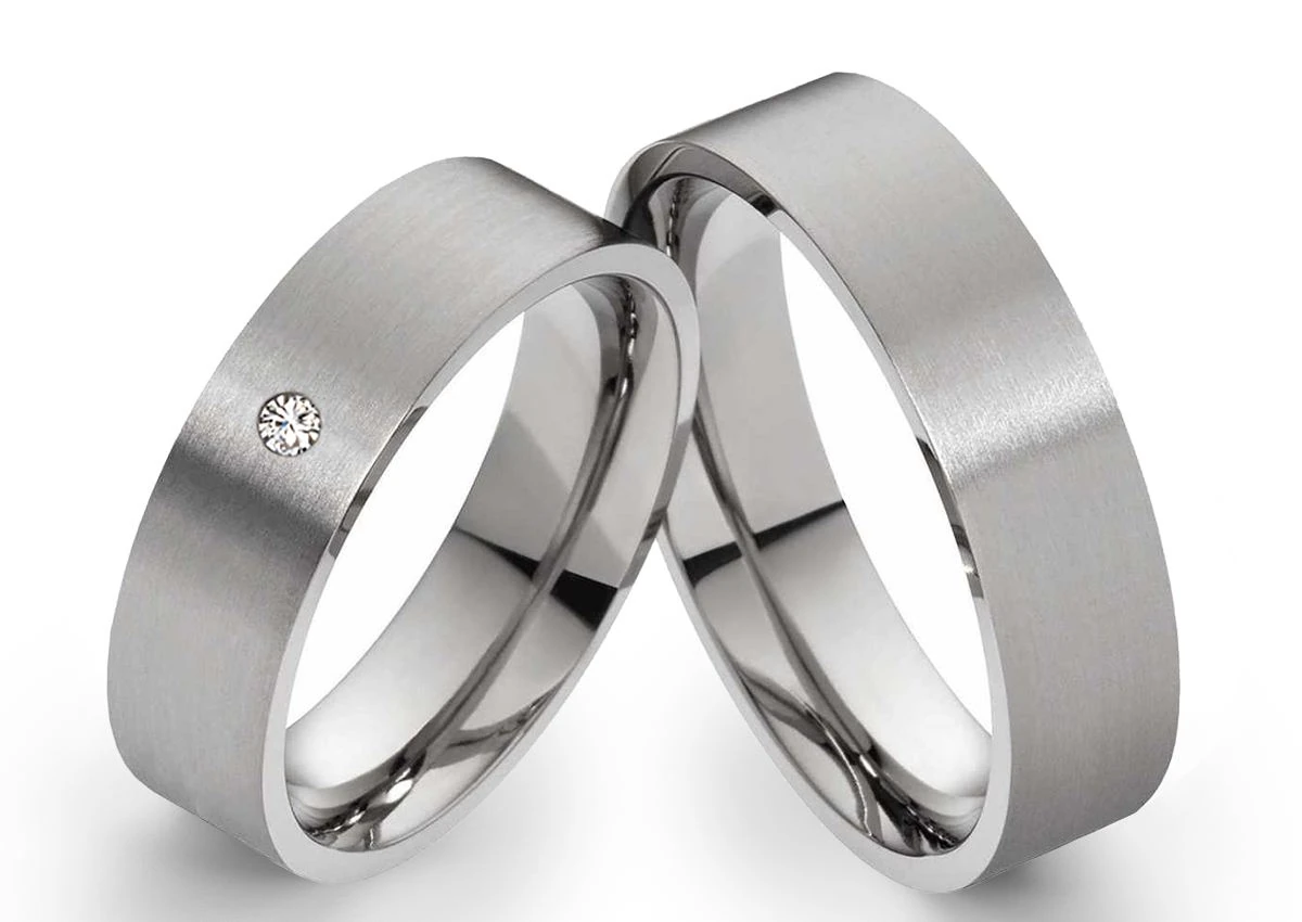 Edelstahlringe MOR26 mit Zirkonia oder Diamant und Gravur