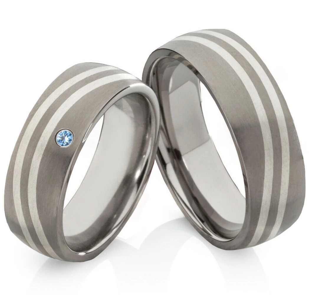 Titanringe TS633 mit Zirkonia blau mit Gravur