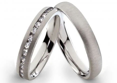 Edelstahlringe E152 mit Zirkonias und Gravur