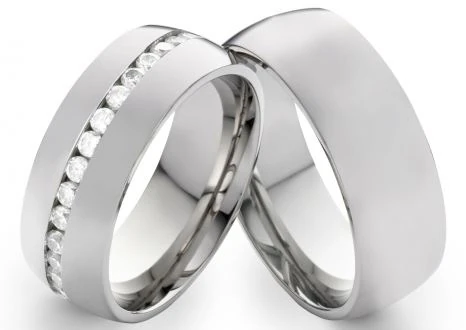 Edelstahlringe E133 mit Zirkonias und Gravur