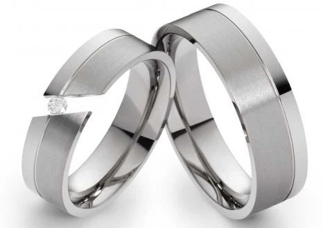 Edelstahlringe E138 mit Zirkonia und Gravur