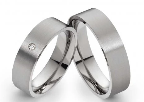 Edelstahlringe E157 mit Diamant und Gravur