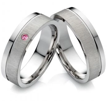 Stylevoller Edelstahlringe E973 mit Rhodolite Stein und Außengravur