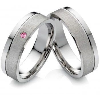 Stylevoller Edelstahlringe E973 mit Rhodolite Stein und Außengravur