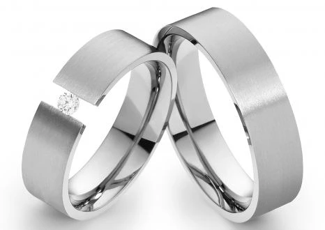 Edelstahlringe E022 mit Zirkonia und Gravur