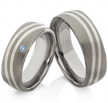 Titanringe TS633 mit Zirkonia blau mit Gravur