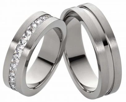 Titanringe T041 mit umlaufenden Zirkonias im Damenring