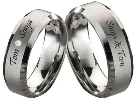 Moderne Wolframringe aus robustem Wolframcarbid in 8 mm Breite: ein Herren‑ und ein Damenring mit mattierter und polierter Oberfläche, individuelle Lasergravur auf der Außenseite und ein eingefasster Zirkonia‑Stein im Damenring.